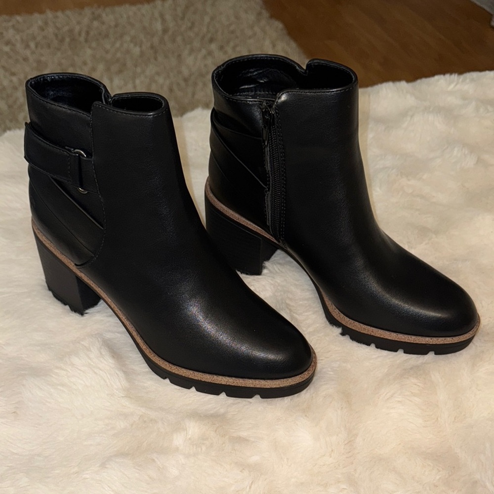 Naturalizer Black Ankle Boots with Classic Design